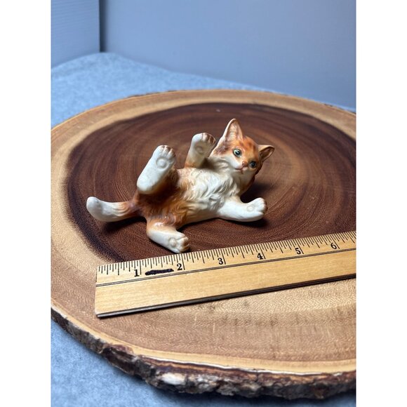 Vintage Porcelain Cat Figurine Lying Down with Raised Paw Brown White 1950s - Picture 7 of 7